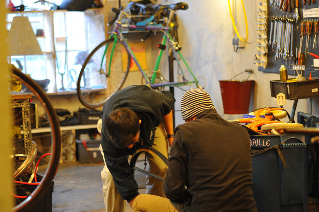 Entraide à l'Atelier du vélo