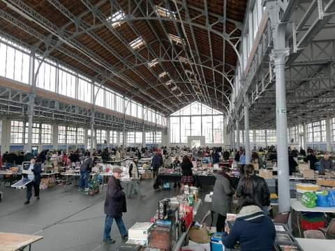 Vue d'ensemble du Vide-grenier du Geek prise dans une halle