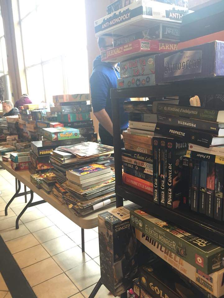 Vue sur un stand du vide-grenier du Geek. On y vend de nombreux livres et jeux de société